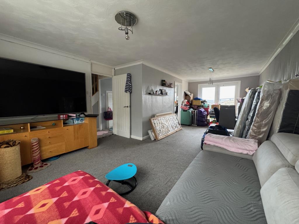 Lot: 156 - FREEHOLD INVESTMENT - THREE-BEDROOM SEMI-DETACHED HOUSE - Living-dining room
